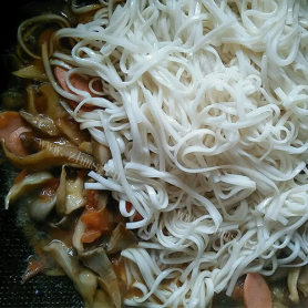 蘑菇鸡丁咖喱炒面