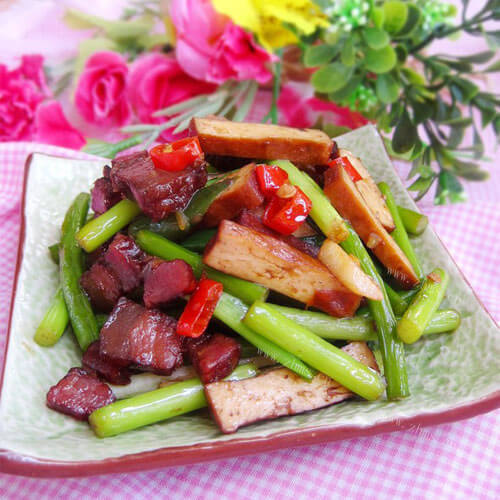 腊肉炒蒜苔