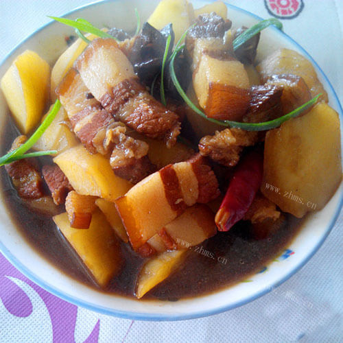 五花肉炖干土豆片