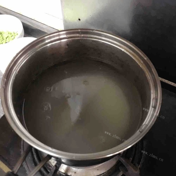 胡萝卜西兰花瘦肉粥做法图解2)