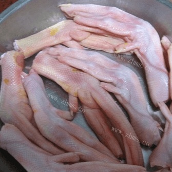 酱焖鸭头鸭掌做法图解1)