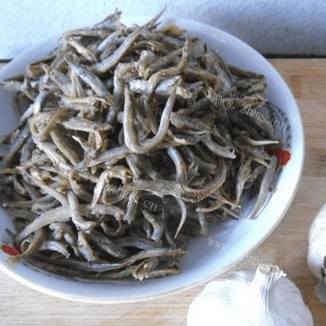 蒜煸小干鱼做法图解1)