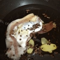 苕皮辣椒回锅肉做法图解1)