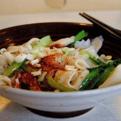 美味饺子皮版油泼面