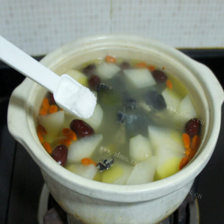 竹丝鸡萝卜红枣汤