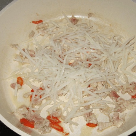 美味的萝卜丝炒肉做法图解5)