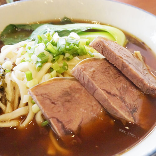 豆酱蒜香牛肉拌面