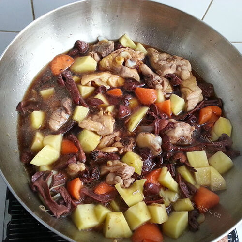 红蘑炖鸡肉