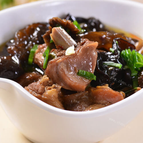 小鸡炖红蘑
