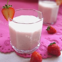 甜甜的草莓奶昔