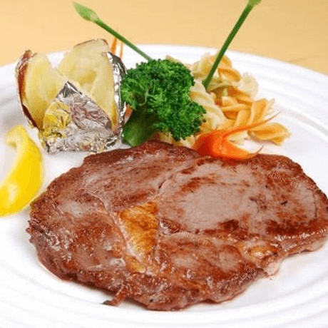 美味的黑胡椒牛排