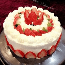 美味的草莓慕斯蛋糕