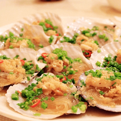 好吃的蒜蓉粉丝蒸扇贝