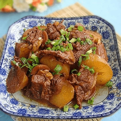 妈妈做白萝卜炖羊肉