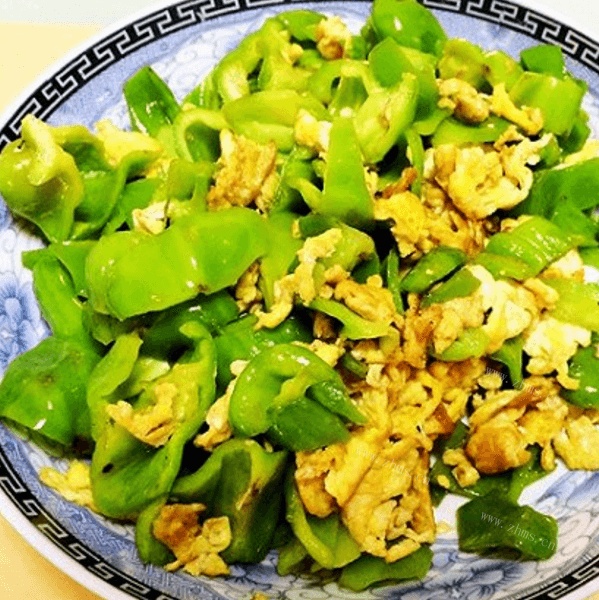妈妈做青椒炒鸡蛋