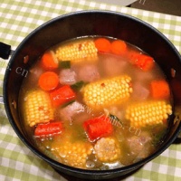 美味的胡萝卜玉米排骨汤