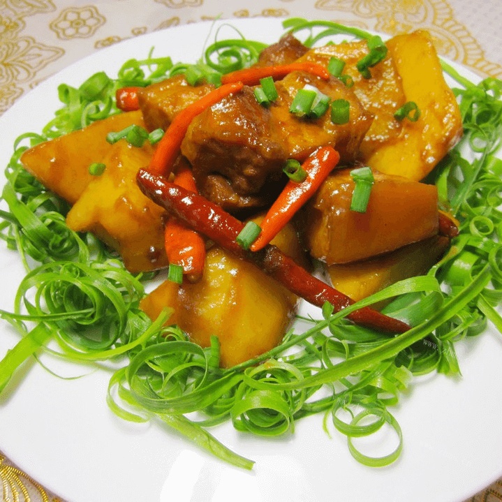 诱人的土豆烧肉