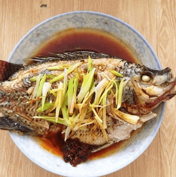 家常菜清蒸鲫鱼