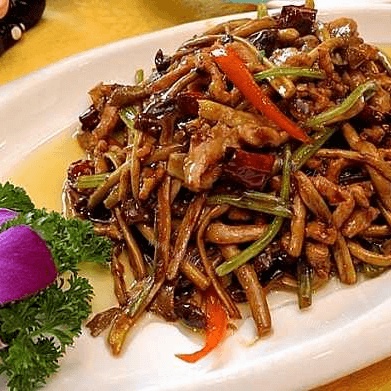 美味的茶树菇烧肉