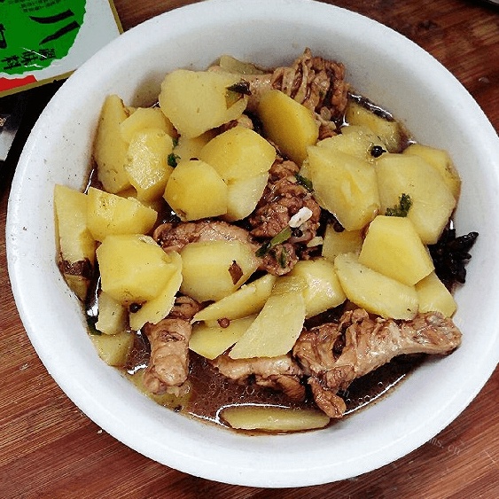 美味的五花肉炖土豆