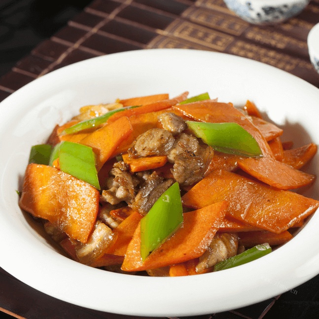 美味的红萝卜炒肉