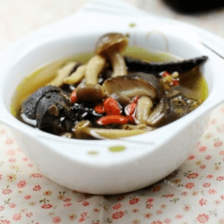 鲜美筋道蘑菇汤