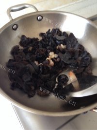 营养丰富的木耳炒肉做法图解3)