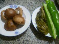 家常雪菜青椒炒香菇做法图解1)