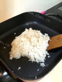 香气浓郁的鸡蛋炒饭做法图解7)