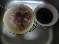 美味的黑豆排骨汤做法图解1)
