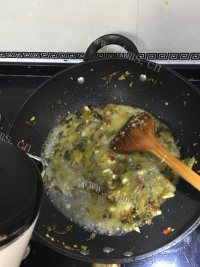 家庭版酸菜鱼做法图解8)