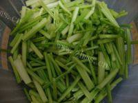 很有食欲的肉丝芹菜做法图解1)