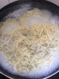 美味的酱油炒面做法图解1)