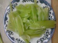 简单易做的莴笋炒鸡蛋做法图解1)