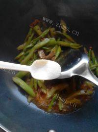 家常菜芹菜炒腊肉做法图解7)