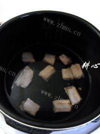 家常菜菜花木耳排骨汤做法图解5)