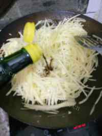 滋补的酸辣土豆丝做法图解6)