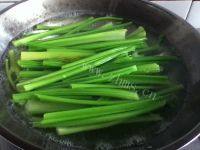 自己做的猪肉芹菜饺子做法图解3)