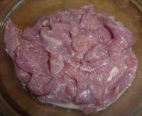 味道不错的蒜苔炒肉做法图解2)