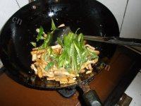 喷香的香干炒肉丝做法图解4)