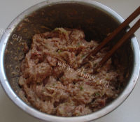 美味的珍珠丸子做法图解6)