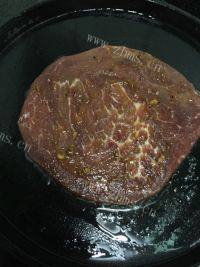 美味的黑椒煎牛排做法图解3)