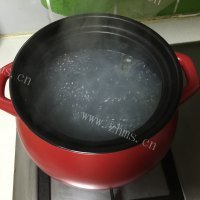 美味的麻辣肠砂锅做法图解1)