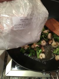 好吃的虾仁西兰花炒蘑菇做法图解12)