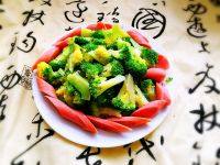 家常菜西兰花炒火腿肠