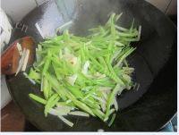 芹菜炒土豆做法图解5)