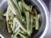家常菜排骨炖豆角做法图解2)