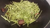家常菜藜蒿炒腊肉做法图解6)