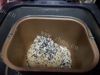 自制芝麻面包棒做法图解3)