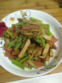 家常菜芹菜炒豆干